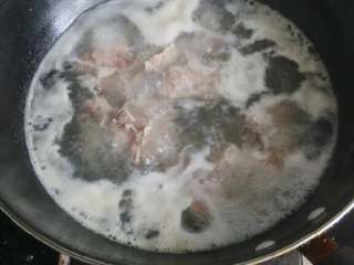 2、养生排骨汤面,煮出血水泡沫后捞出放冷水洗干净