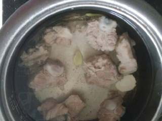 3、养生排骨汤面,电饭锅内放排骨 生姜，泡过的海底椰，加入水，这里没拍照片了