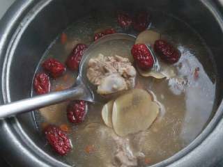 4、养生排骨汤面,第一次煮开后加入泡过的红枣，熬到水剩一般，汤汁浓稠就行，放盐调味，汤快好时再放入枸杞