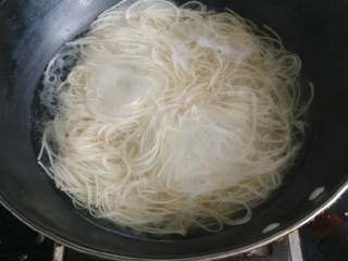 5、养生排骨汤面,锅内放水，加点盐，烧开后放入面条 再加入点盐和生抽，鸡精