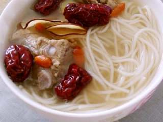 6、养生排骨汤面,盛半碗面，加入熬制好的排骨汤即可！