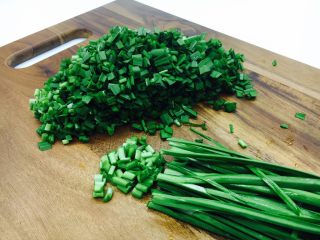 3、韭菜小圆子,把韭菜切成5mm的小粒