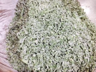 6、韭菜小圆子,分三次，每次放入一把面粉，把它们和匀，和好后每粒韭菜都沾上了一层薄薄的面粉。