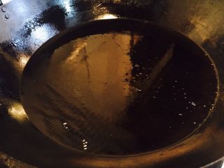 8、韭菜小圆子,开大火置锅，锅热后放入大量的油，当油的表面有波纹动时，改中小火，准备炸小丸子。