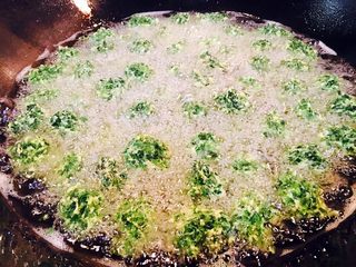13、韭菜小圆子,小丸子还需要复炸一遍，开大火，当油温升到四层热时放入所有的小丸子，改中小火，炸约1分钟左右，用笊篱捞出，小丸子有沙沙的脆声表示已经炸好，然后捞出来。