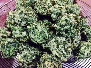 14、韭菜小圆子,捞出来后沥一下油
