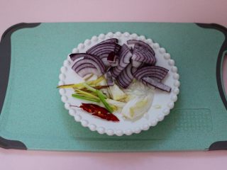 2、烧烤风味烤羊排,把洋葱切成薄片，葱姜切丝，干辣椒也切成丝。