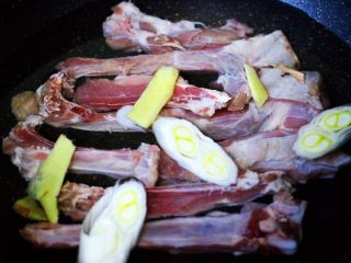 6、烧烤风味烤羊排,加入适量的葱和姜片。