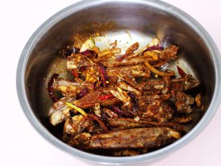 13、烧烤风味烤羊排,把所有的食材搅拌均匀后，盖上保鲜膜放入冰箱冷藏过夜。