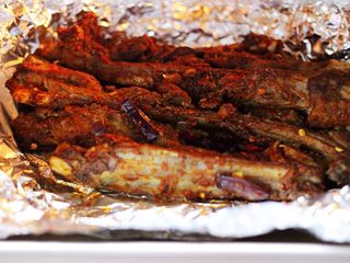 18、烧烤风味烤羊排,出炉后撒些盐、辣椒粉、孜然粉即可。