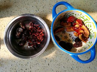 2、一品南瓜盅,红枣，龙眼干提前去核，人参籽提前浸泡好