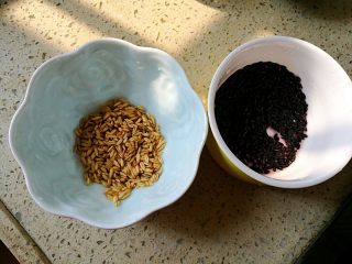 5、一品南瓜盅,燕麦米和黑米洗净。