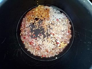 6、一品南瓜盅,除了红枣，龙眼干以外，其他全部放入高压锅，水与食材平齐，不要放太多水，压30分钟后让其自动解压。