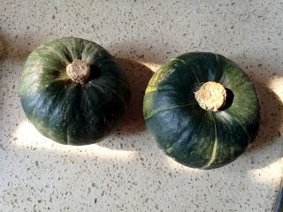 7、一品南瓜盅,现在来准备贝贝小南瓜