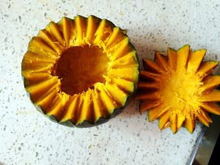 9、一品南瓜盅,挖去南瓜籽。