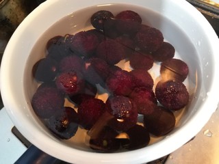 5、杨梅汤,加入1000克水