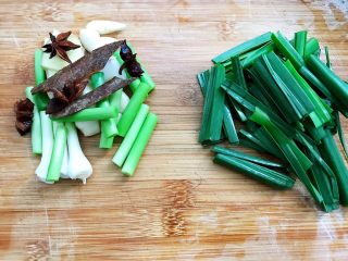 1、冬季暖身——萝卜焖羊腩,姜切片，蒜切段，花椒粒八角桂皮准备好，青蒜分为蒜白和蒜叶