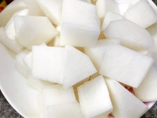 2、冬季暖身——萝卜焖羊腩,萝卜去皮切块