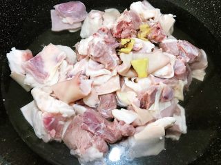 4、冬季暖身——萝卜焖羊腩,锅里加入羊腩，姜片，花椒粒清水，大火烧开后煮一分钟捞出