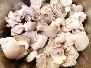 5、冬季暖身——萝卜焖羊腩,捞出羊腩冲洗干净