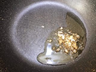 6、冬季暖身——萝卜焖羊腩,锅里加入花生油和碎冰糖