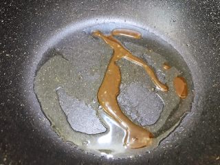 7、冬季暖身——萝卜焖羊腩,小火炒至冰糖融化