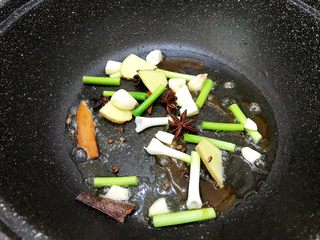 8、冬季暖身——萝卜焖羊腩,加入姜蒜，青蒜白，花椒粒，八角，桂皮