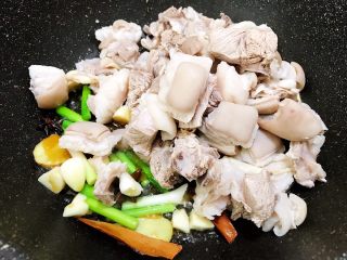 9、冬季暖身——萝卜焖羊腩,加入羊腩大火翻炒几分钟