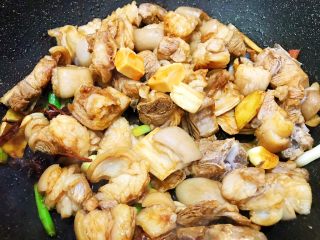 11、冬季暖身——萝卜焖羊腩,加入腐乳块碾碎