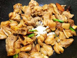 12、冬季暖身——萝卜焖羊腩,加入盐和鸡粉