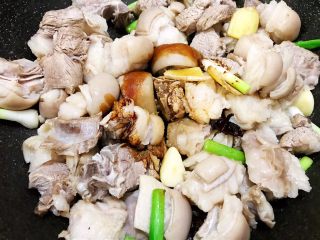 10、冬季暖身——萝卜焖羊腩,加入生抽，老抽