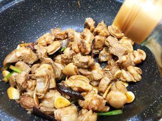 13、冬季暖身——萝卜焖羊腩,加入料酒翻炒几分钟