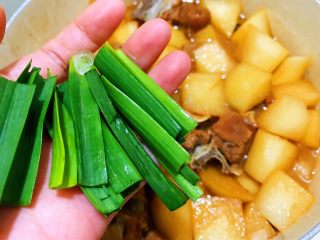 17、冬季暖身——萝卜焖羊腩,加入青蒜叶即可