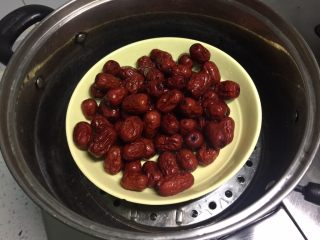 3、西安+甑糕,红枣洗净，上锅蒸10分钟。