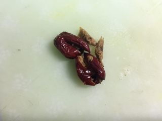 4、西安+甑糕,然后把红枣的核去掉，也可以买去核的红枣，或者蜜枣。