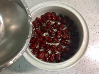 11、西安+甑糕,接着加入适量清水。