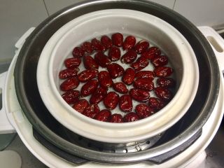 13、西安+甑糕,高压锅里放适量水，把炖盅放进高压锅，隔水蒸。