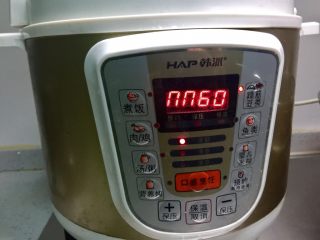 14、西安+甑糕,高压锅选择豆类程序，先设定60分钟，程序结束后，再开启一个豆类程序30分钟，一共120分钟。如果用普通锅蒸，需要蒸3小时左右。