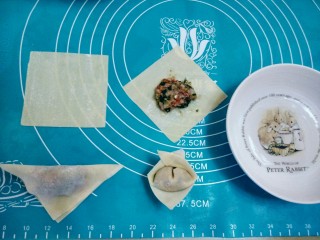 7、虾皮猪肉馄饨,包制馄饨：取一个馄饨皮，放入适量馅料，在馄饨皮的两条边抹一点水，将馄饨皮对角折叠捏紧，再将两个长角重叠，捏在一起，一个馄饨就包好了。