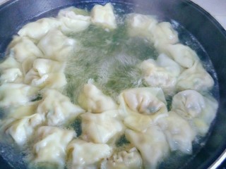 15、虾皮猪肉馄饨,待水再度烧开，打开锅盖。