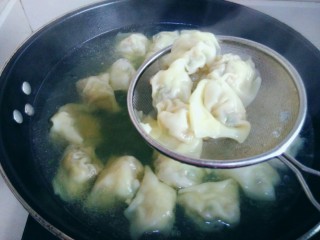 18、虾皮猪肉馄饨,用漏勺捞出