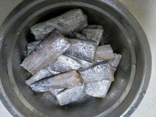 2、香煎带鱼,带鱼洗净切段。