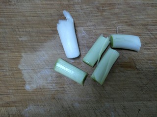 4、香煎带鱼,葱切段。