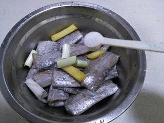 7、香煎带鱼,加入适量的盐。