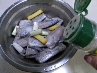 8、香煎带鱼,加少许胡椒粉。