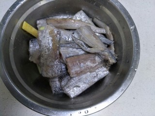 9、香煎带鱼,搅拌均匀。