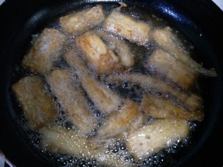 13、香煎带鱼,一面金黄后炸制另一面。