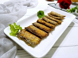 14、香煎带鱼,装盘上桌，外酥里嫩，好吃极了。