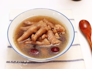 14、红枣花生凤爪汤,盛碗即可食用哦