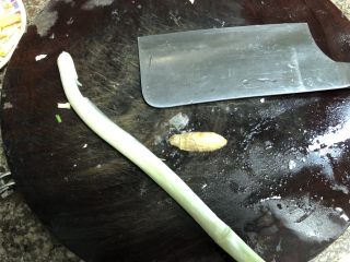 3、#年年有鱼#桃花流水鳜鱼肥➕家常清蒸鳜鱼,准备点配料，小葱一根，姜一小块